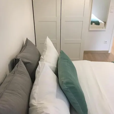 Apartment Trendy 3 Beds In Convenient Location