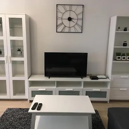 Trendy 3 Beds In Convenient Location Apartment *