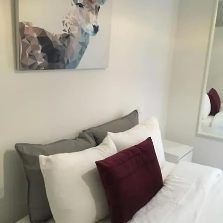 Trendy 3 Beds In Convenient Location Apartment