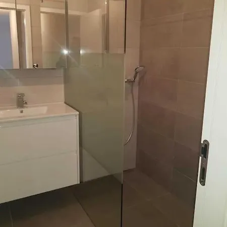 Apartment Trendy 3 Beds In Convenient Location