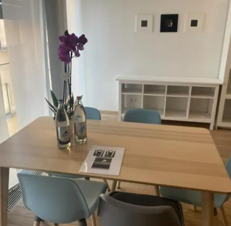 Trendy 3 Beds In Convenient Location Apartment *